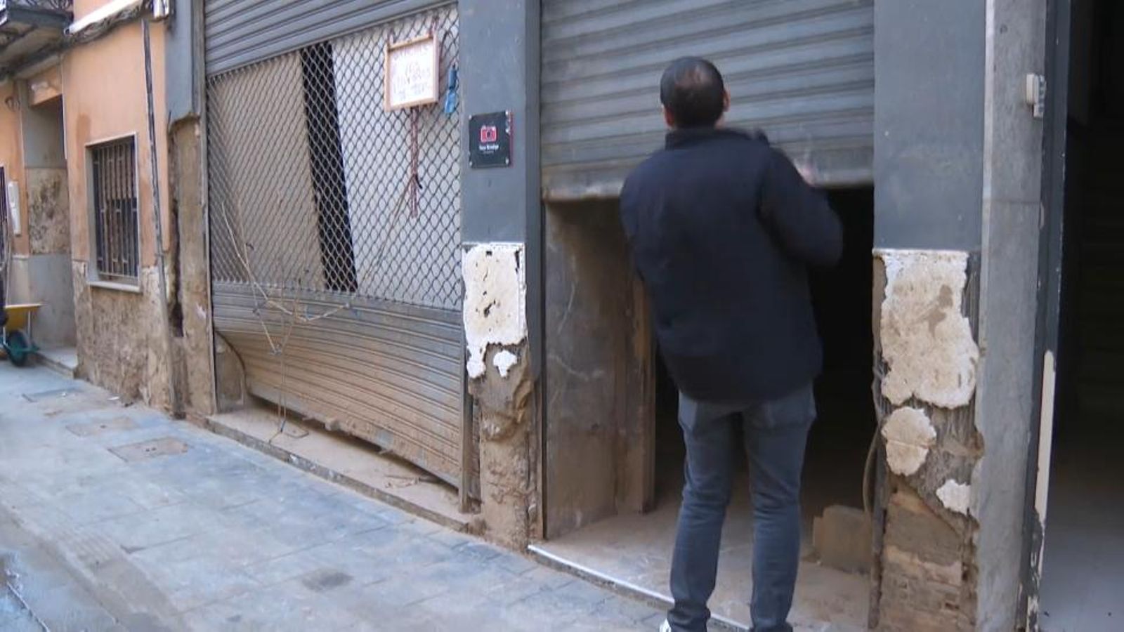 Un dels comerços afectats per la dana abaixa la persiana