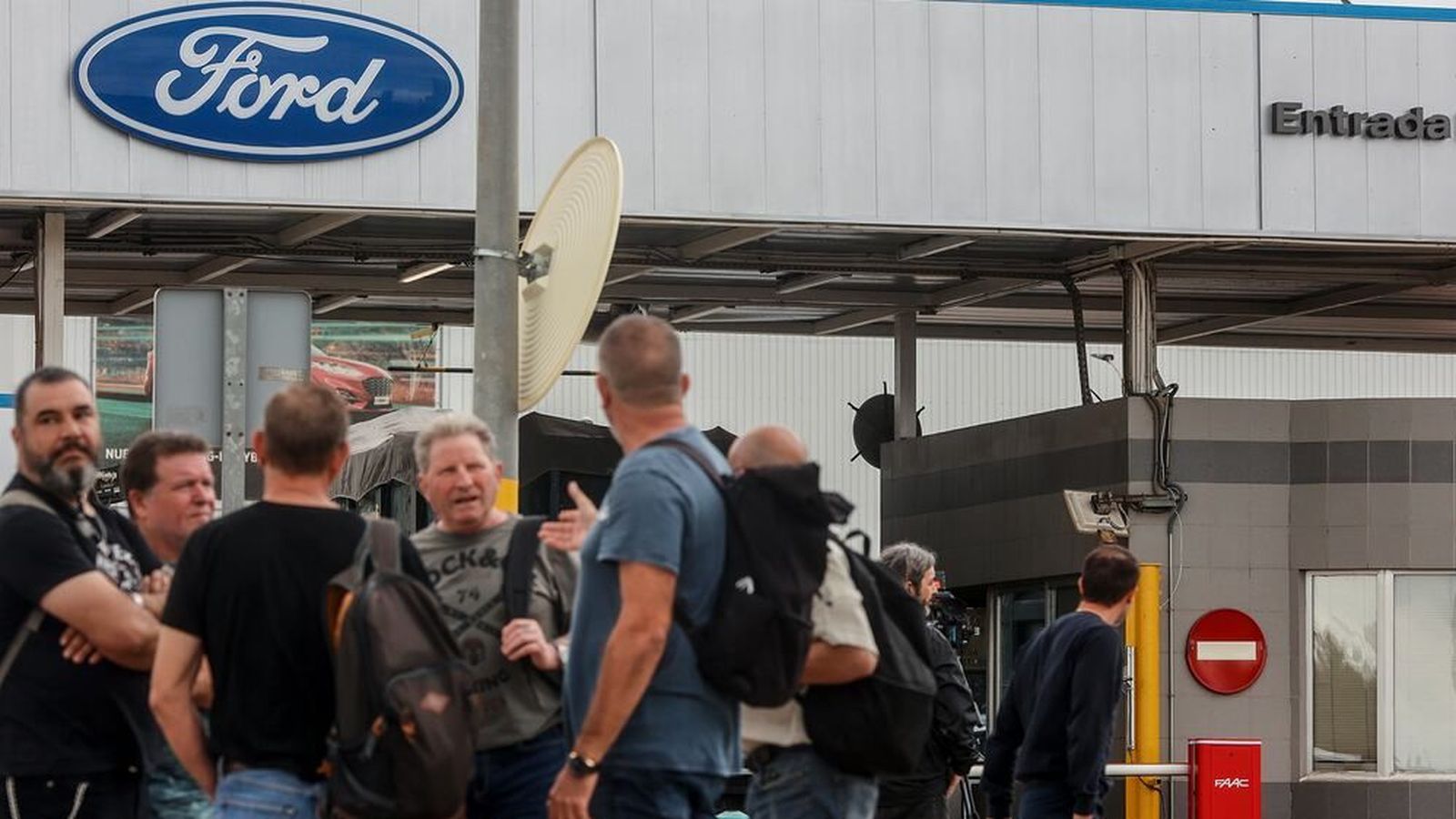 Imatge d'arxiu de treballadors a la fàbrica de Ford a Almussafes