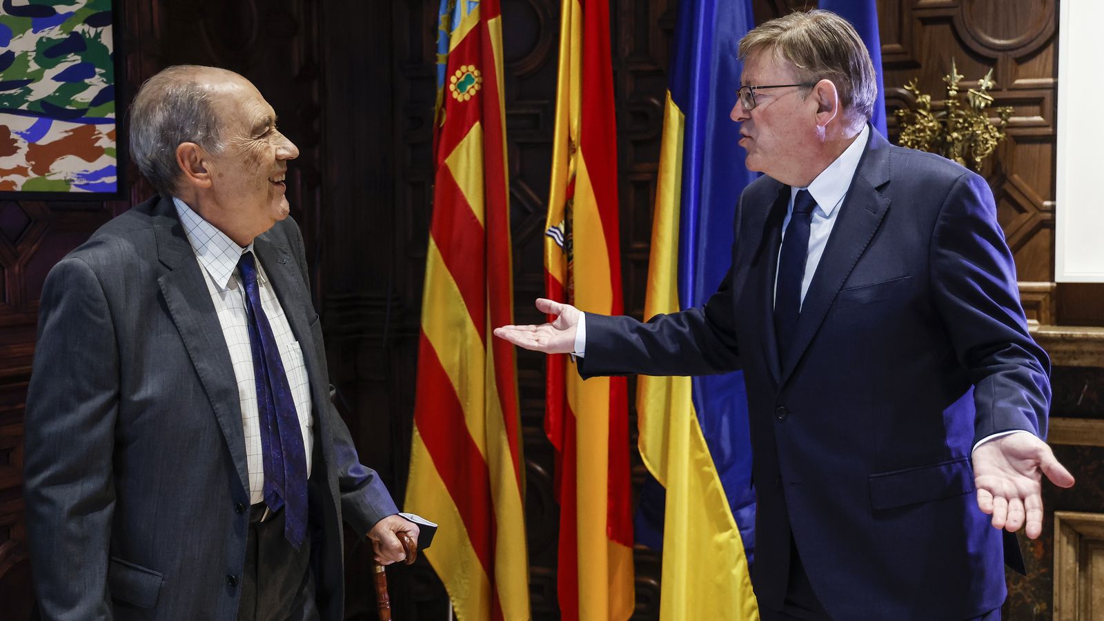 Carlos San Juan, a l'esquerra, conversa amb el president de la Generalitat en arribar al Palau, on l'ha rebut el cap del Consell