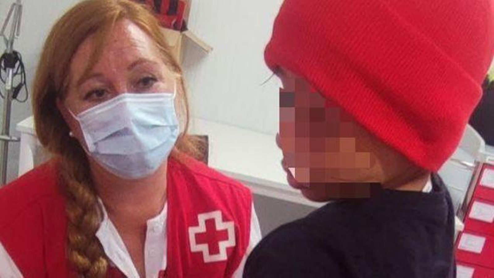 Creu Roja atén a un menor arribat en pastera a la Comunitat Valenciana, en arxiu