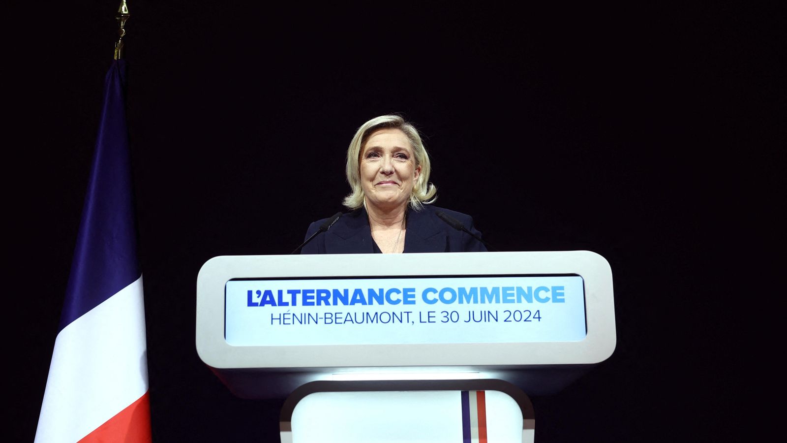 Le Pen pronuncia un discurs després dels resultats parcials en la primera volta de les eleccions legilastives en Henin-Beaumont, França