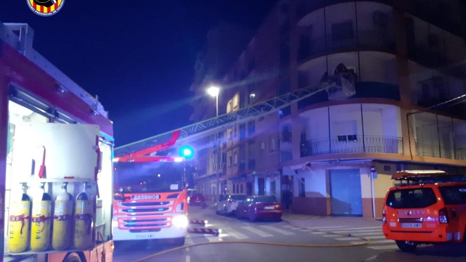 Exterior de l'edifici de Puçol on ha tingut lloc l'incendi