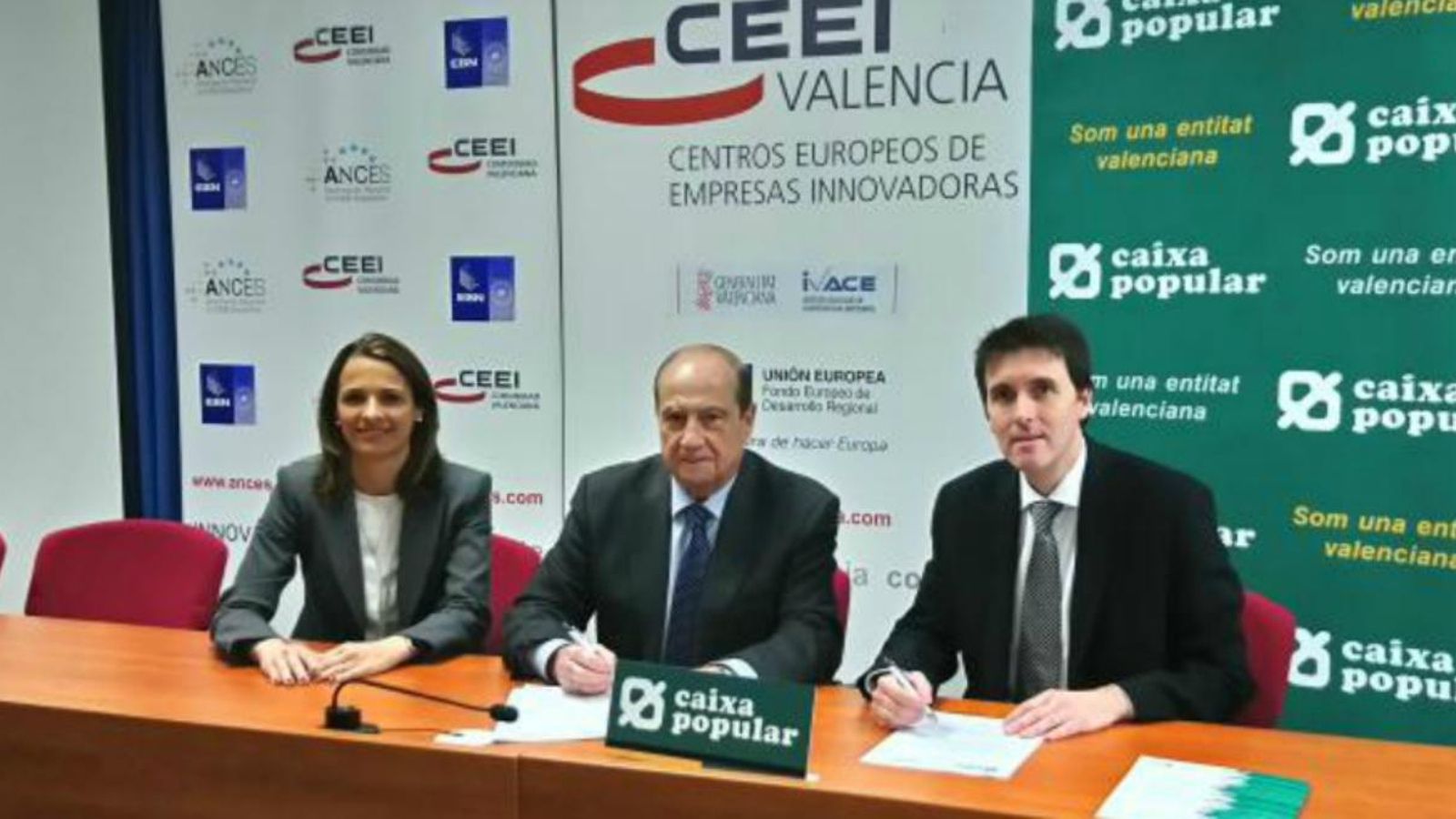 El director del CEEI València, Jesús Casanova, i el director de Banca Empreses de Caixa Popular, Juan Gallur, firmen un acord de col·laboració.
