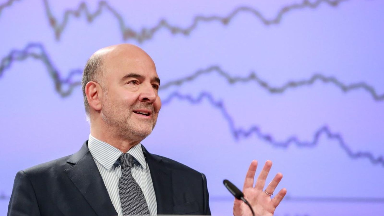 El comissari europeu, Pierre Moscovici, en roda de premsa oferint les dades econòmiques de la Unió Europea