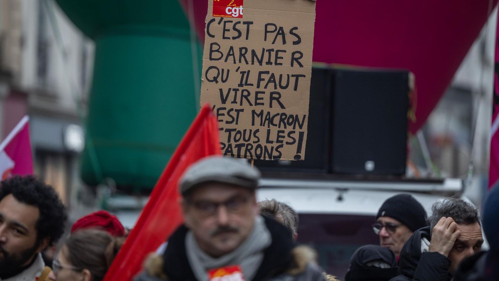 Un manifestant sosté una pancarta contra Macron, este dijous a París