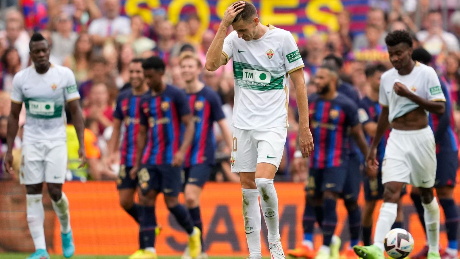 Gumbau es lamenta després d'un gol del Barça