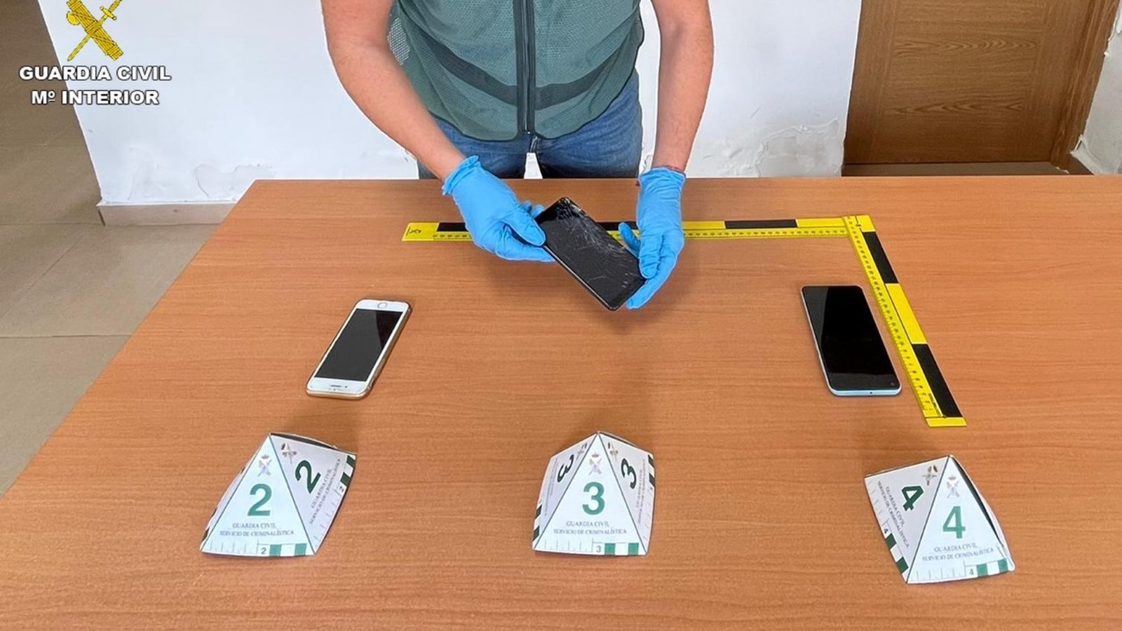 Telèfons mòbils presumptament sostrets pel lladre