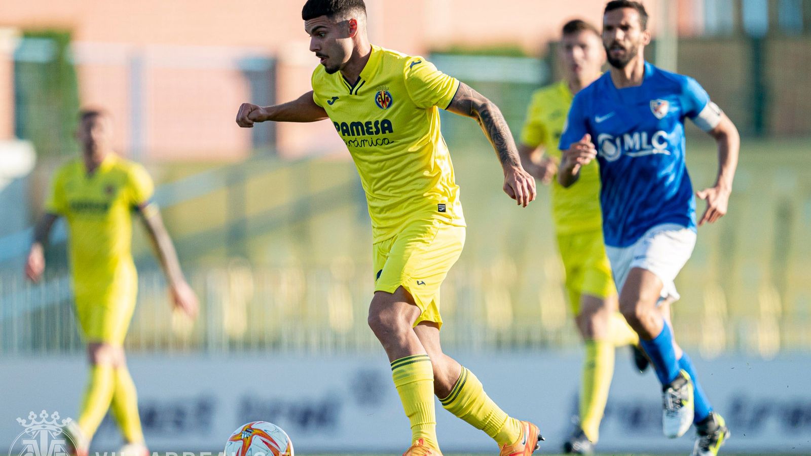 Un jugador groguet, en una acció del partit