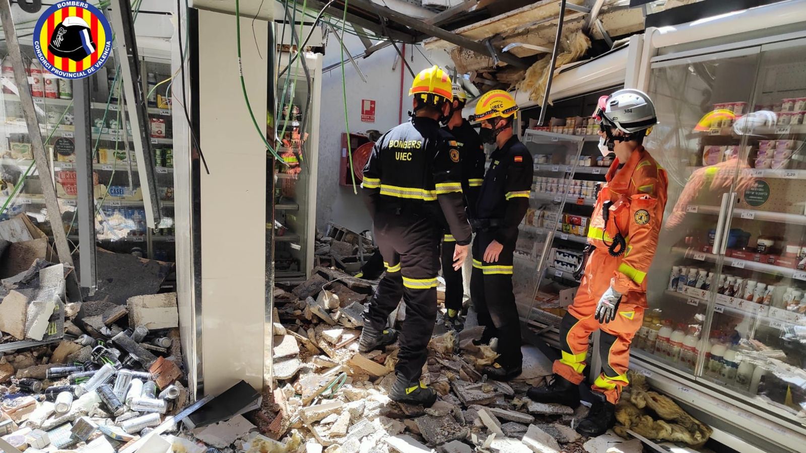 S'esfondra part del sostre d'un supermercat a Gandia Consorci Provincial de Bombers de València