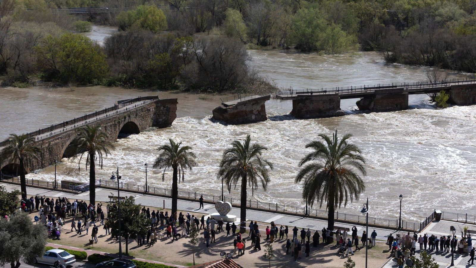Curiosos s'han apropat de matí al pont en conéixer que havia caigut