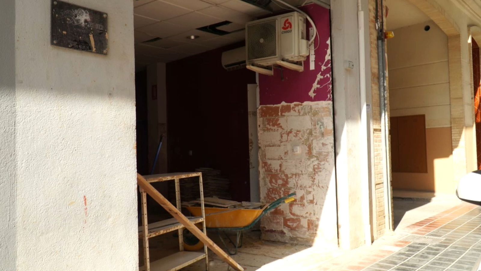 Un dels baixos comercials d'Albal afectats per la dana i on estan fent-se els treballs de reconstrucció