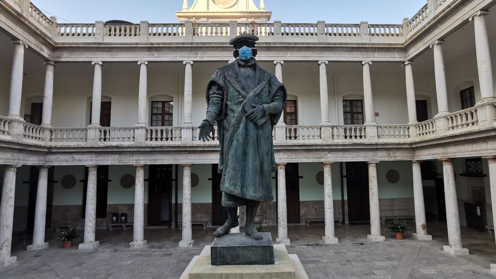 La Universitat de València reserva el seu lloc més noble al claustre a Lluís Vives