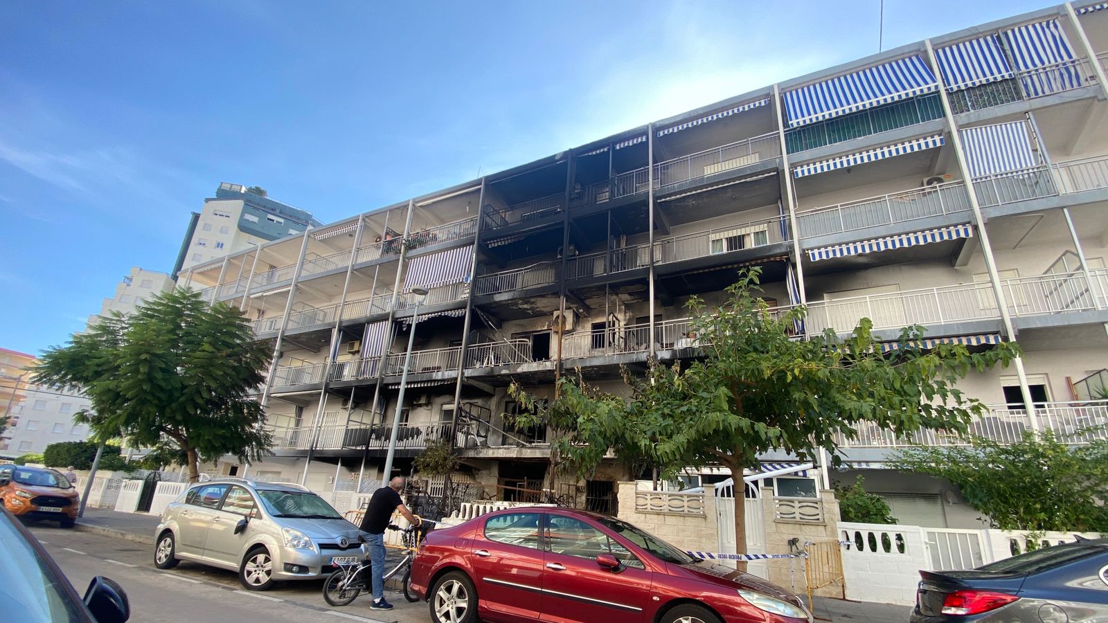 L'edifici del carrer Castella la Manxa de Gandia afectat per l'incendi