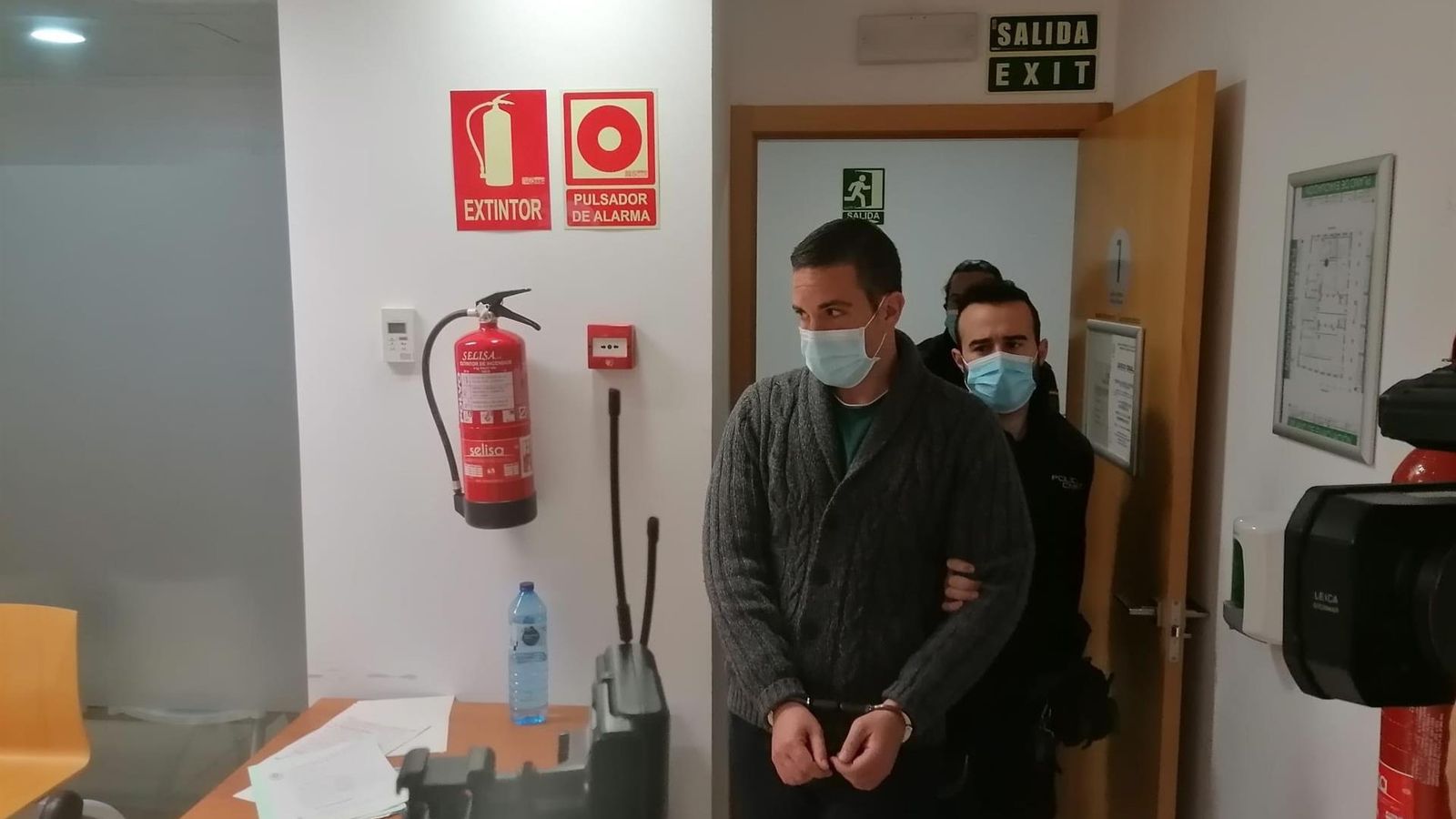 Imatges del detingut en el moment d'entrar en la sala del juí Imatges del detingut en el moment d'entrar en la sala del juí