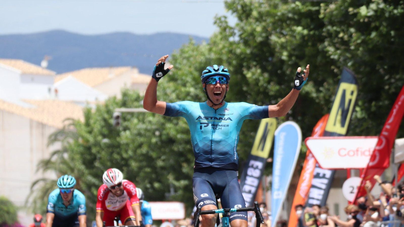 Omar Fraile celebra el triomf en l'arribada a meta