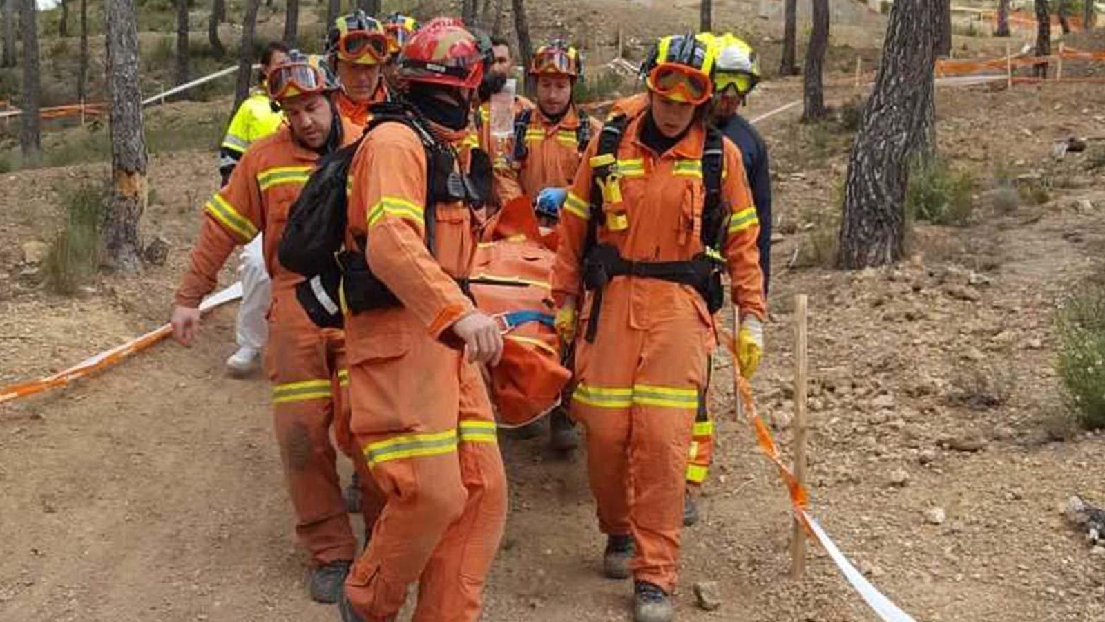 En imatge, els bombers rescaten un ciclista a Cofrents