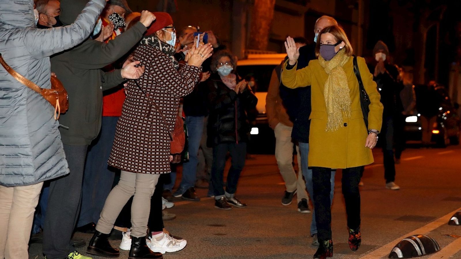 L'expresidenta del Parlament de Catalunya Carme Forcadell saluda a les desenes de persones que li mostren el seu suport abans de reingressar aquest divendres en el centre penitenciari de Wad Ras a Barcelona