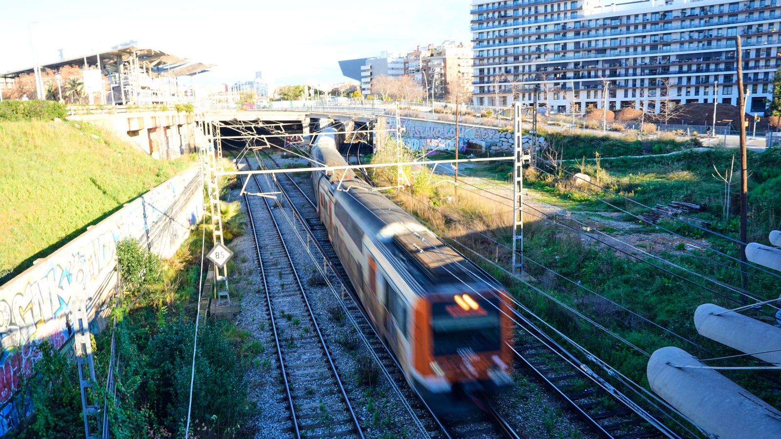 Vista d'un tren de Rodalies este divendres quan el servici ha recuperat la seua operativitat després de l'accident de Gelida