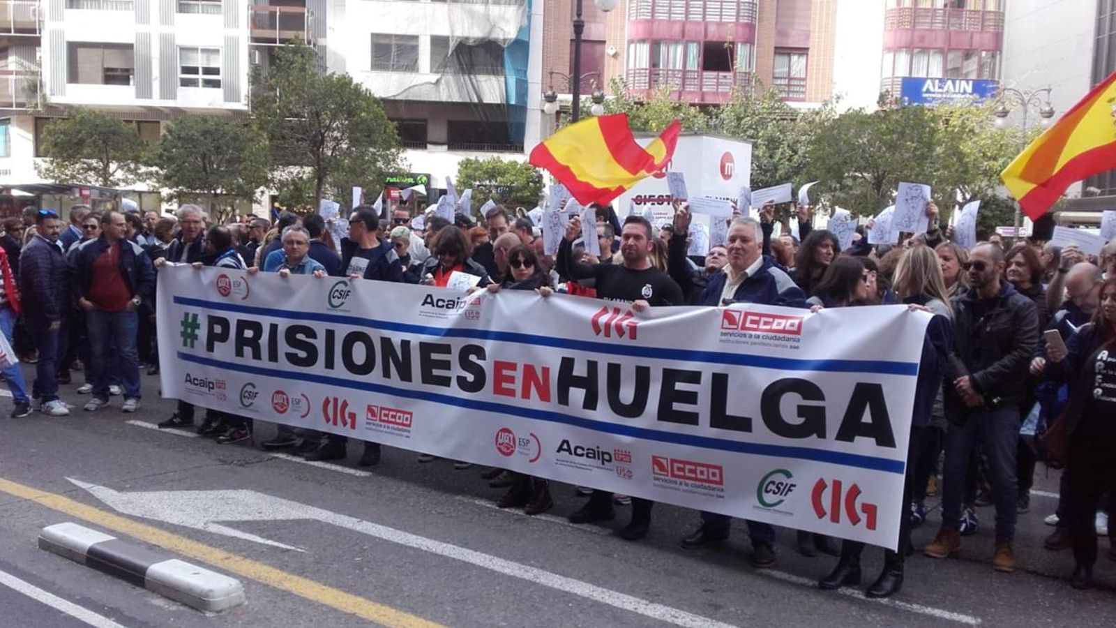 Els funcionaris de presons tallen el carrer de Colom de València per a reclamar millors condicions laborals