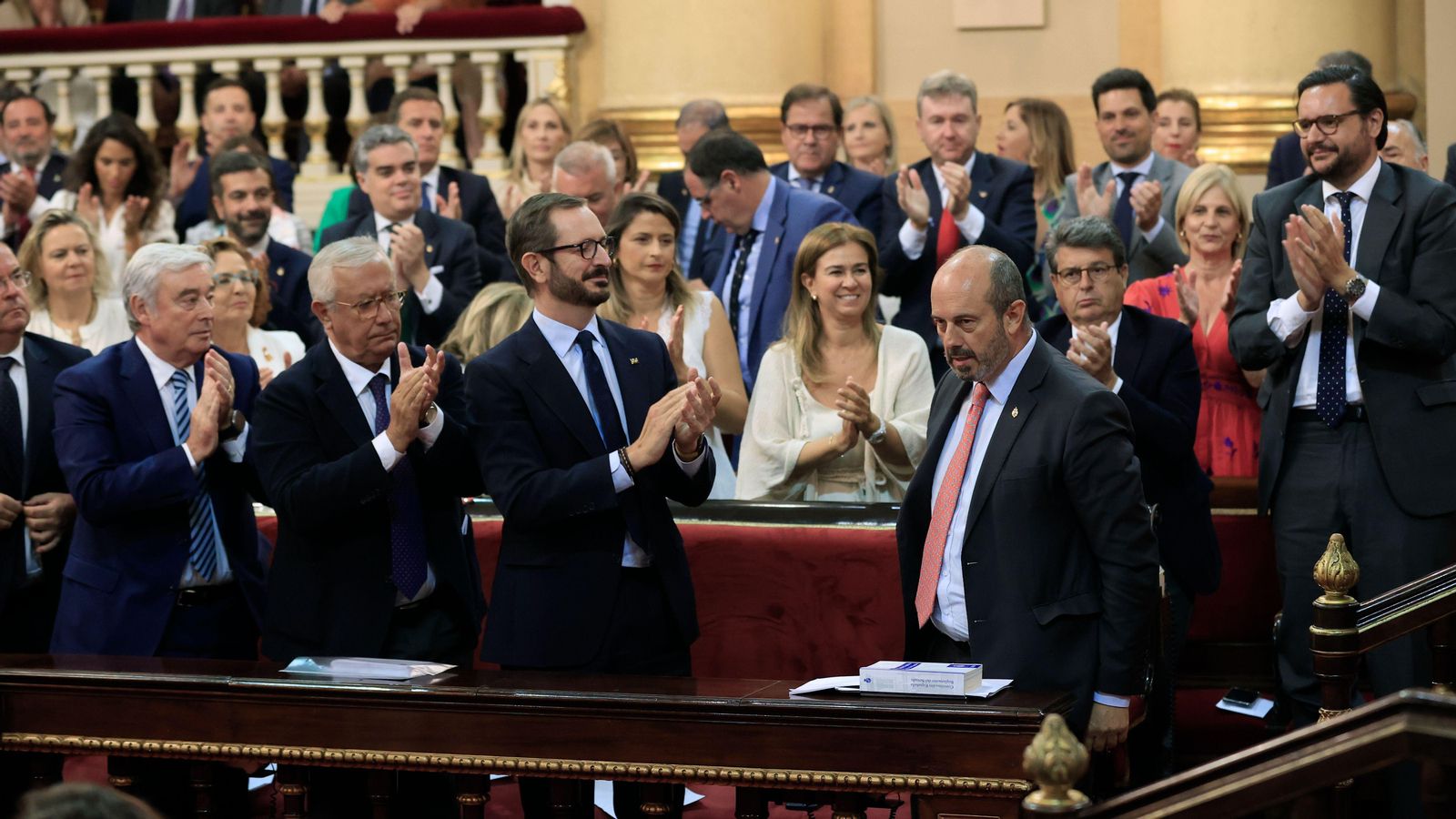 Rollán, primer per la dreta, rep els aplaudiments en ser escollit president del Senat