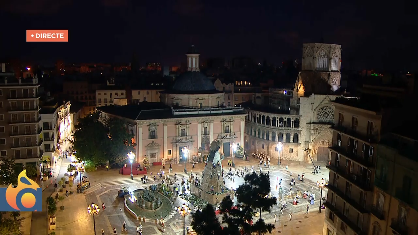 Plaça de la Mare de Déu dels Desemparats durant la nit de l'ofrena