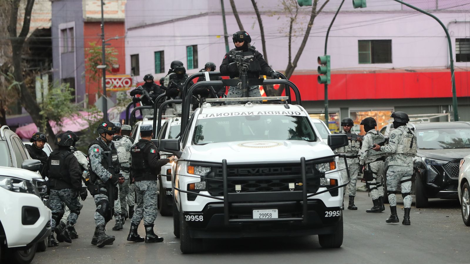 Integrants de la Guàrdia Nacional custodien la zona on han traslladat el cos del líder del Càrtel de Jalisco Nova Generació, abatut este diumenge a Ciutat de Mèxic