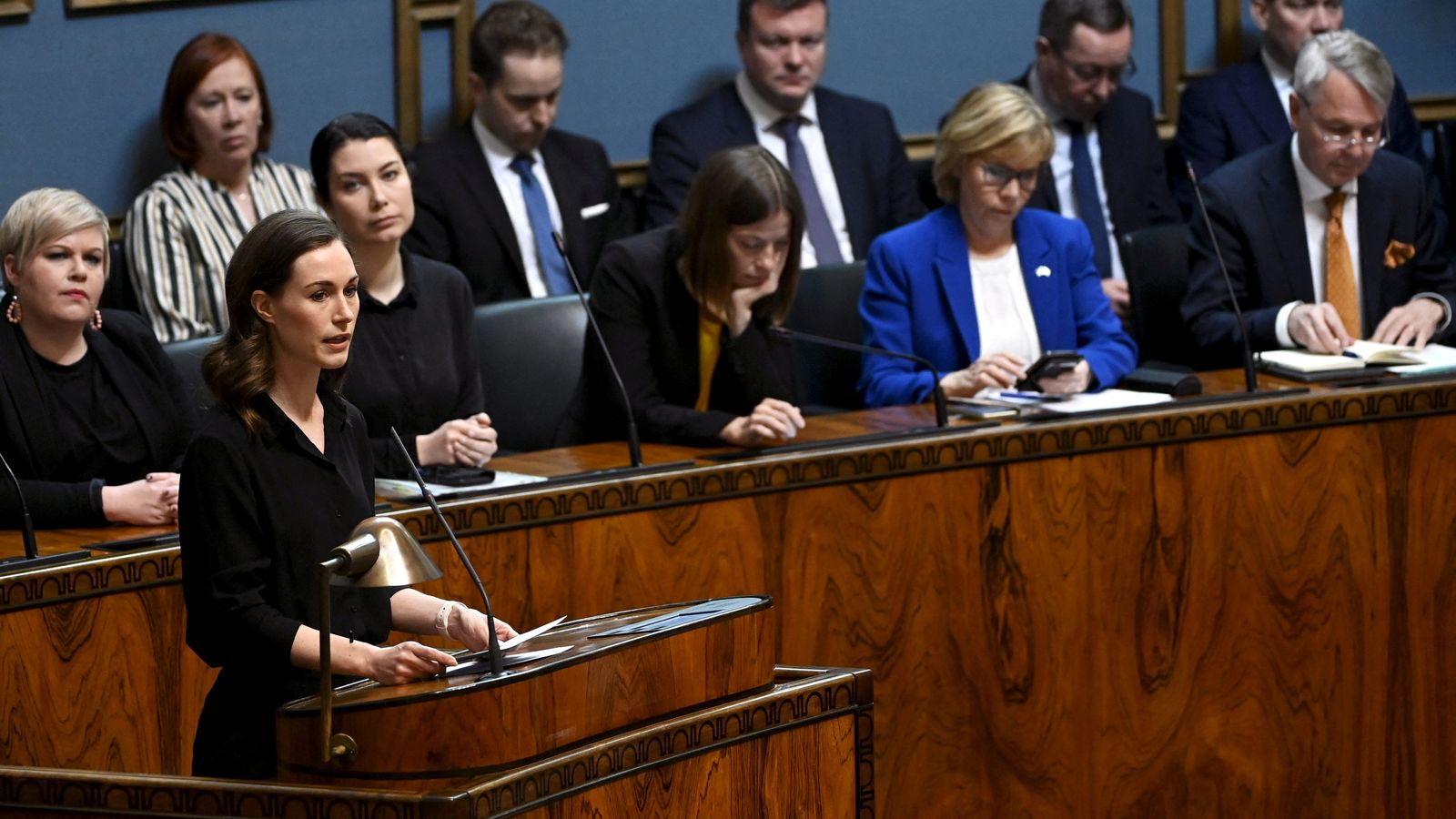 La primera ministra finlandesa, Sanna Marin, intervé al parlament en la sessió en què ha demant l'entrada a l'OTAN