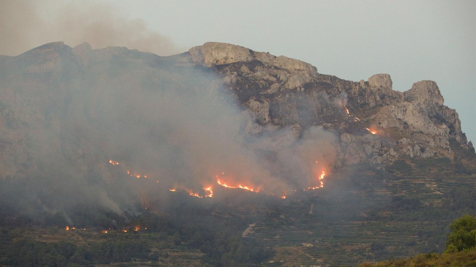 L'incendi de la Vall d'Ebo continua molt actiu i obliga a tallar una carretera 