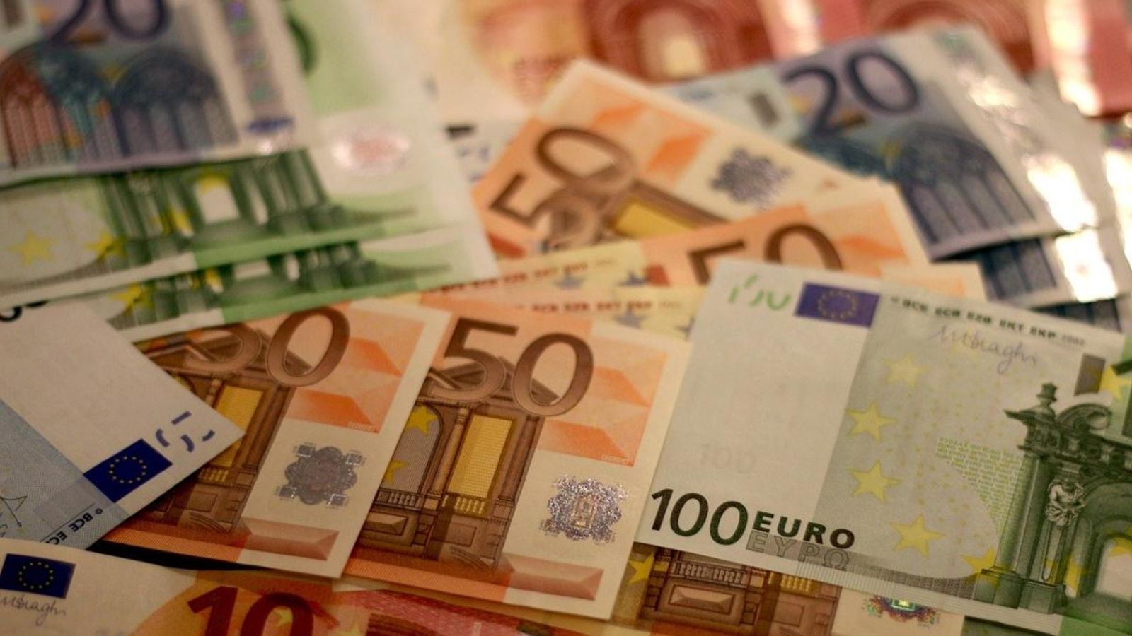 Detingudes quatre persones i investigada una cinquena per estafar 80.000 euros
