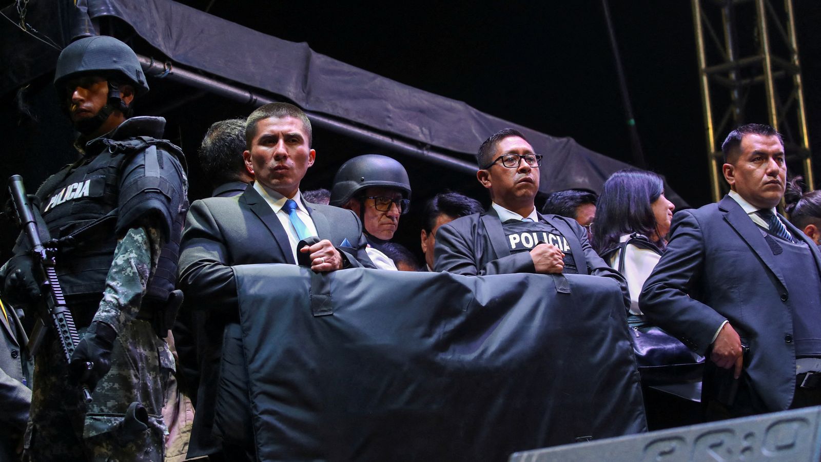 Christian Zurita, reemplaç del candidat assassinat, amb un casc i rodejat de personal de seguretat en l'últim míting de la campanya a Quito