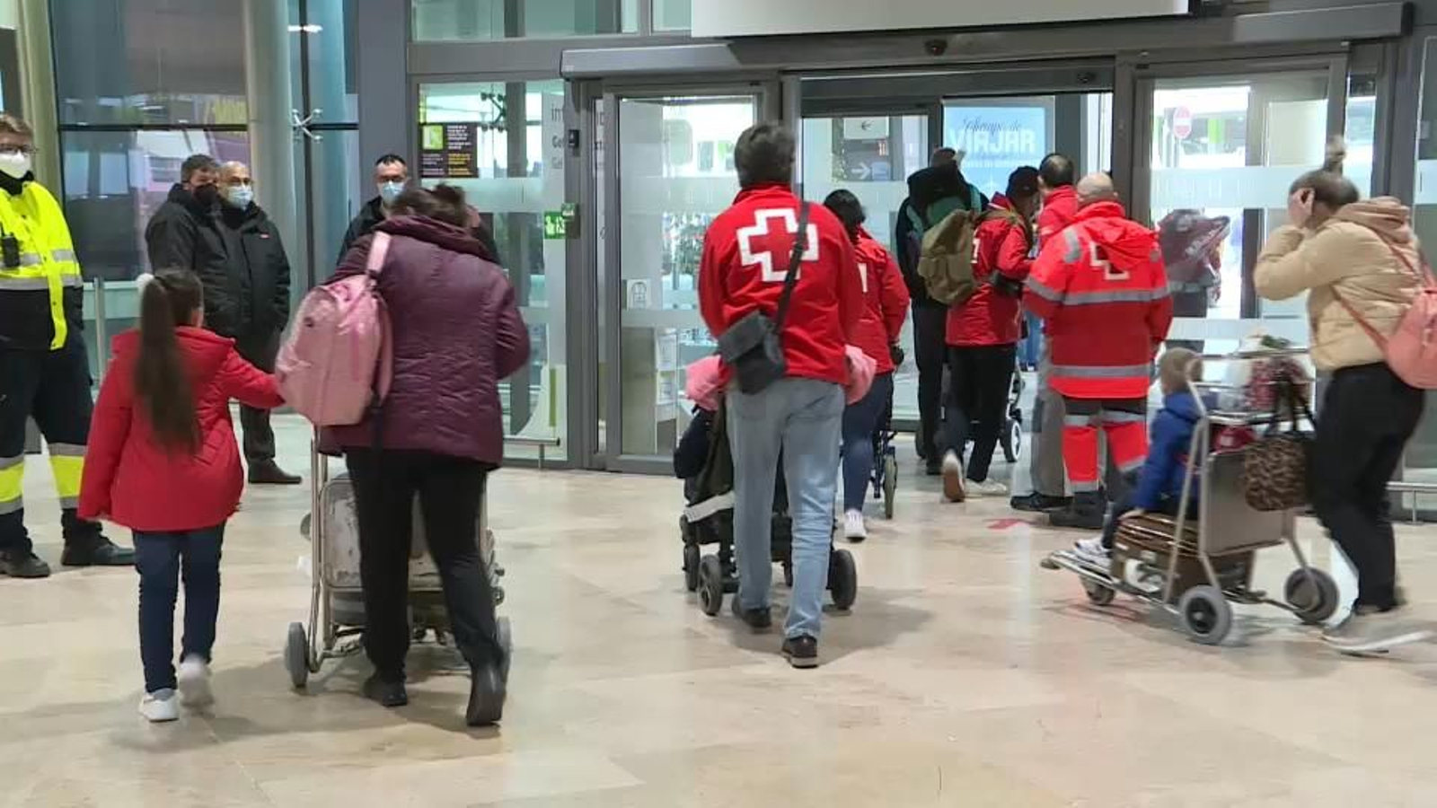 Arribada dels xiquets ucraïnesos i les seues famílies a l'aeroport de Manises