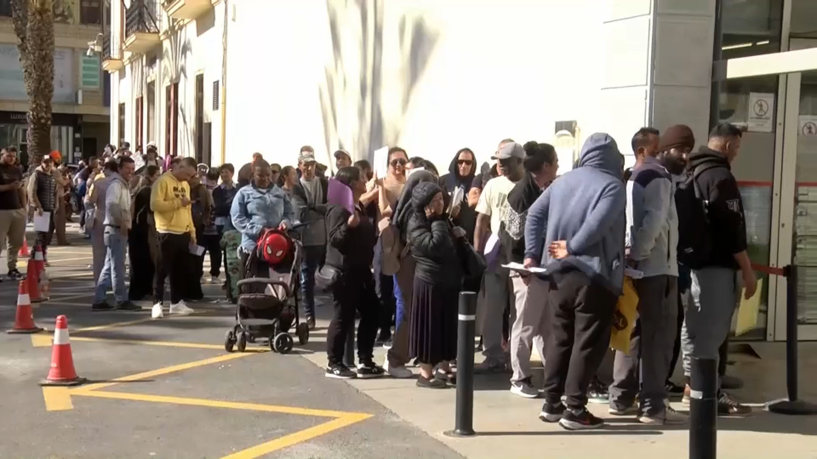 Llargues cues als ajuntaments per la regularització