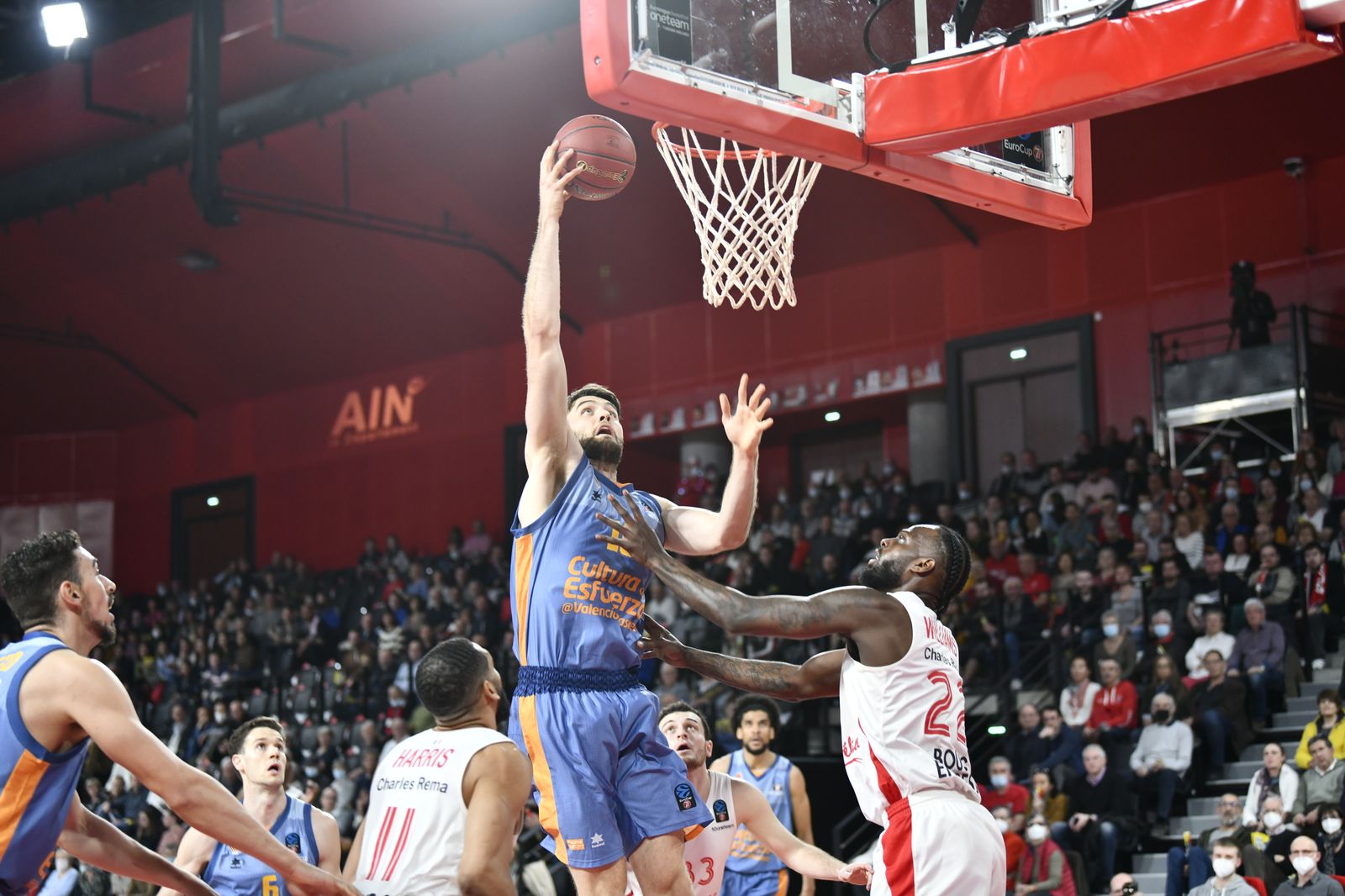 Cistella del pivot del València Basket, Mike Tobey, a la pista del Bourg