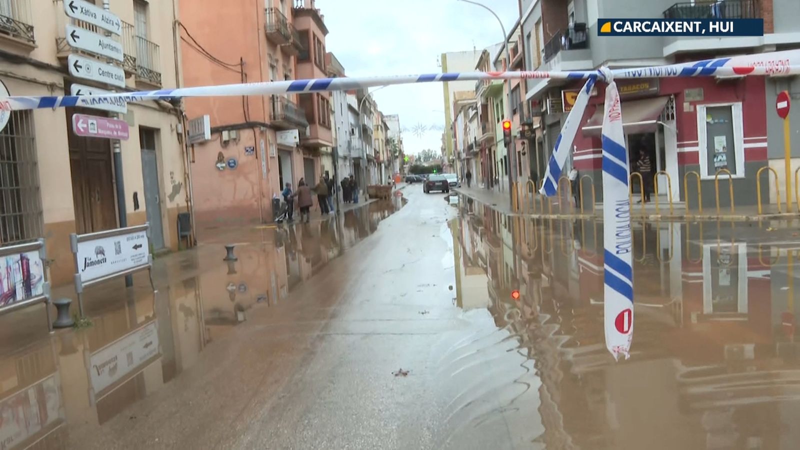 Vista del carrer principal de Carcaixent, Marquesa de Montortal, negat d'aigua este dilluns