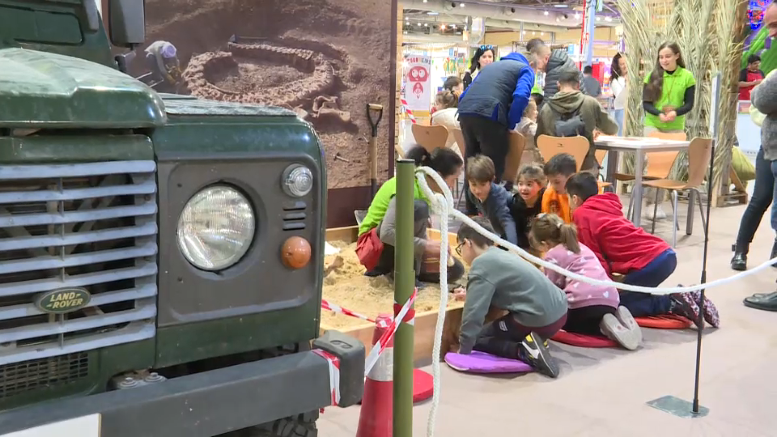 Vehicles militars davant d'un grup de xiquets a Expojove