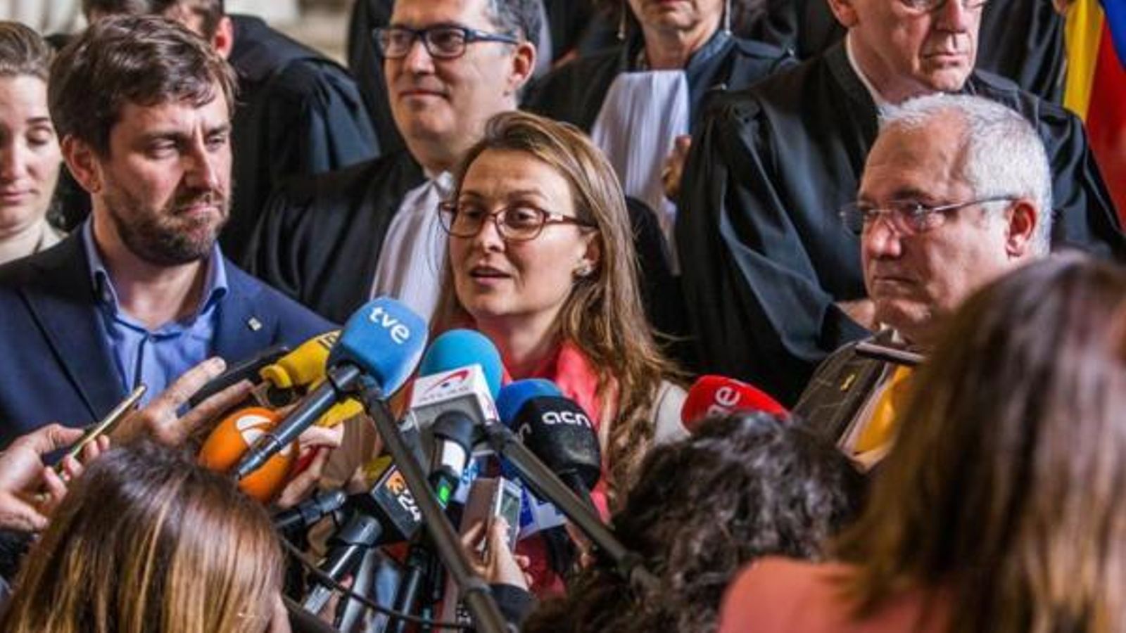 Els exconsellers catalans Comín (esquerra), Serret (centre) i Puig (dreta) atenen els mitjans a Brussel·les