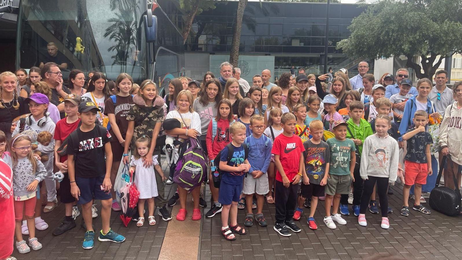 Els xiquets i xiquetes ucraïnesos, abans de partir en autobús cap a Ucraïna