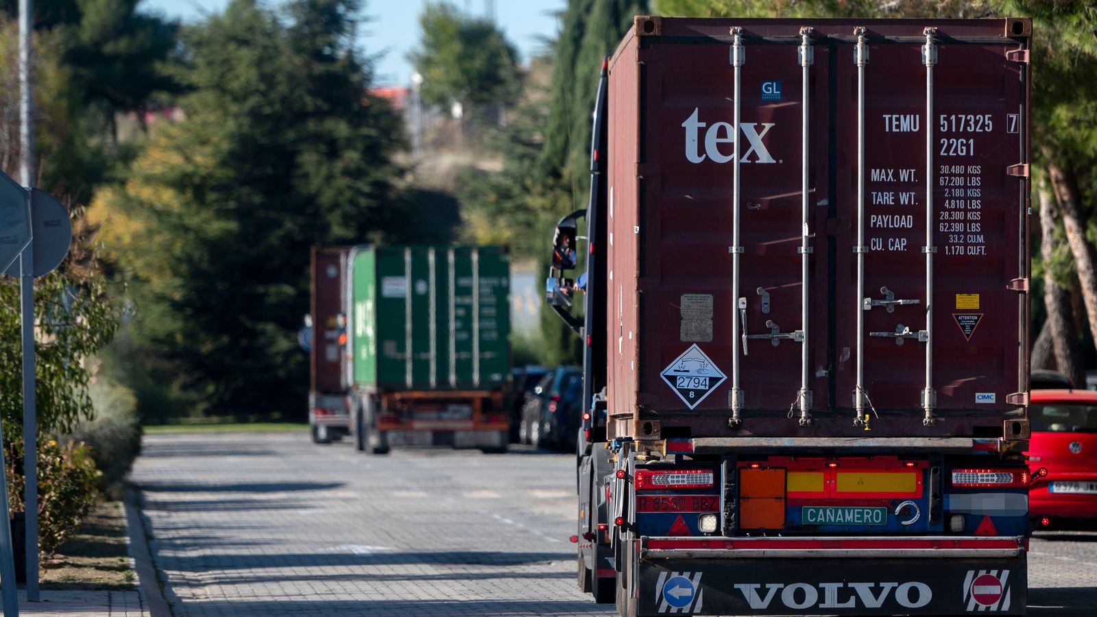 Diversos camions cirulant per una carretera