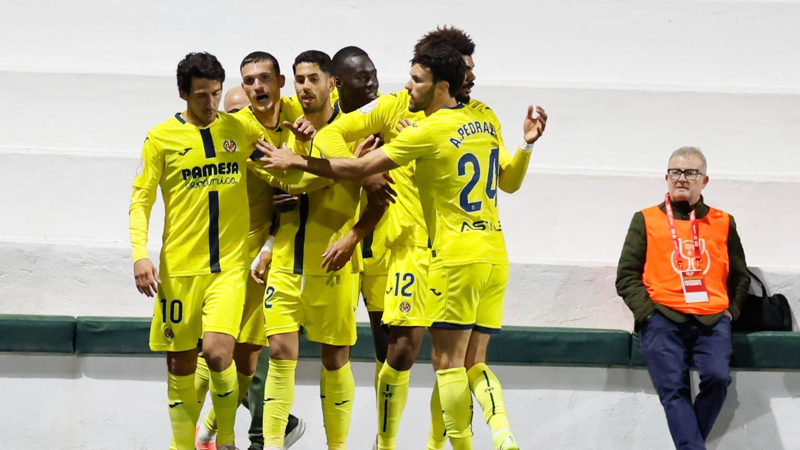 Els jugadors del Villarreal celebren el gol d'Ayoze