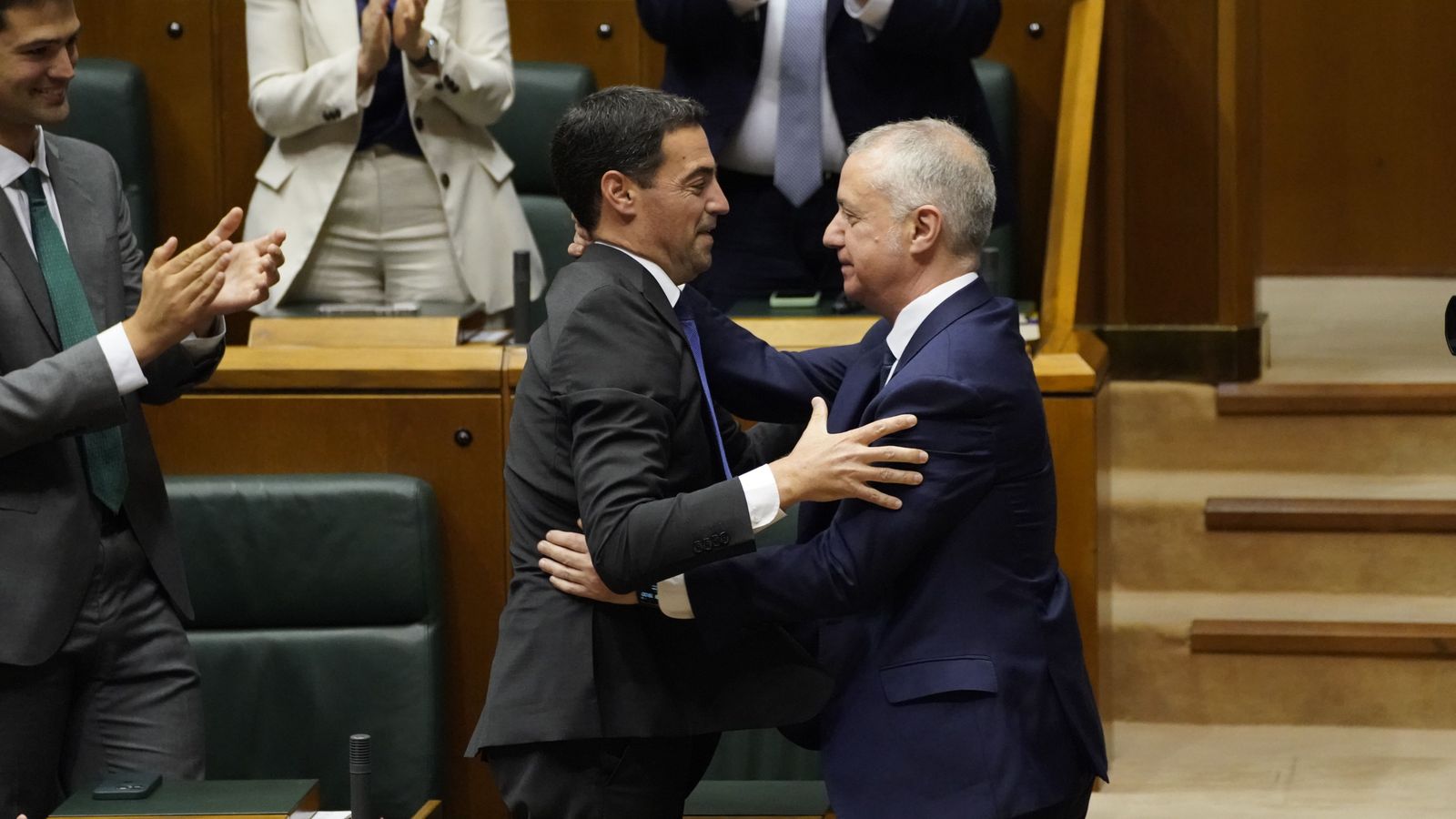 Imanol Pradales rep les felicitacions del fins ara lehendakari Íñigo Urkullu