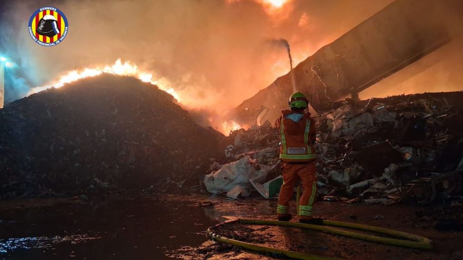 Un bomber lluita contra el foc declarat a Sollana