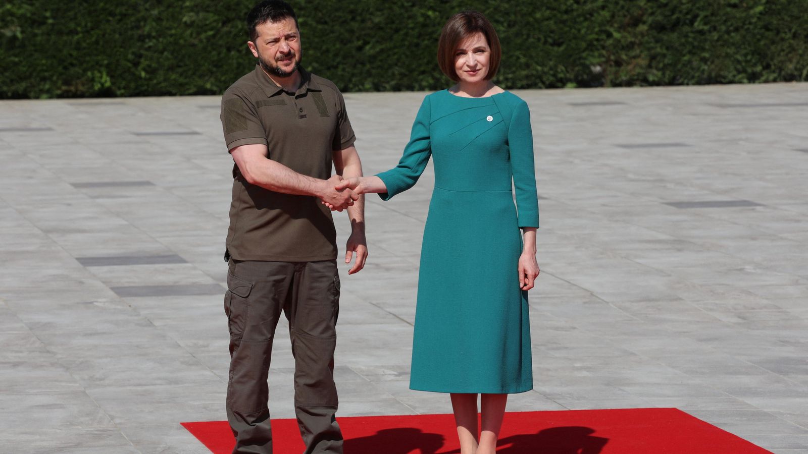 El president d'Ucraïna, Volodímir Zelenski, es dona la mà amb la presidenta de Moldàvia, Maia Sandu, durant una reunió de la Comunitat Política Europea a Bulboaca