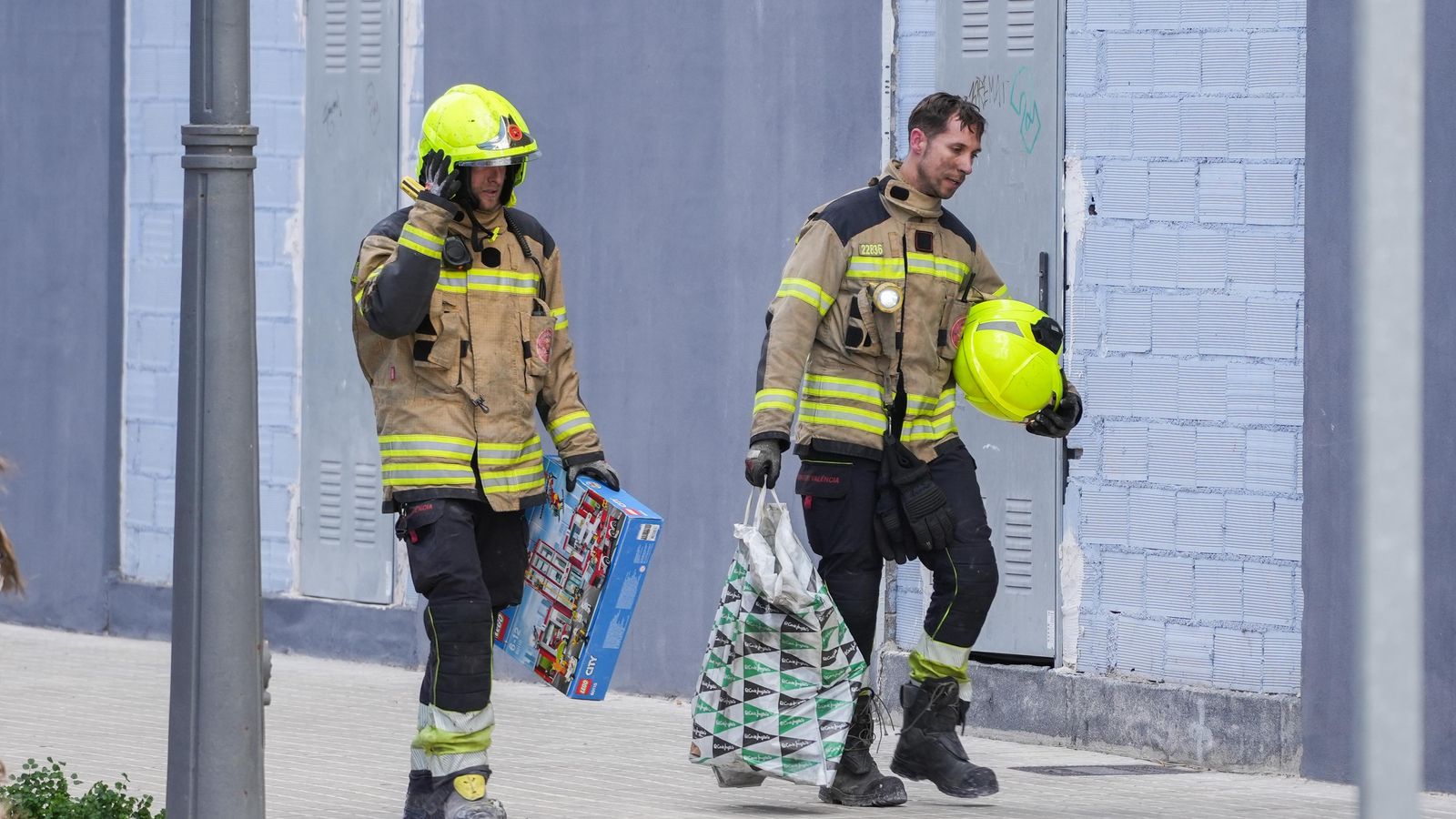 Els bombers trauen alguns objectes dels pisos incendiats