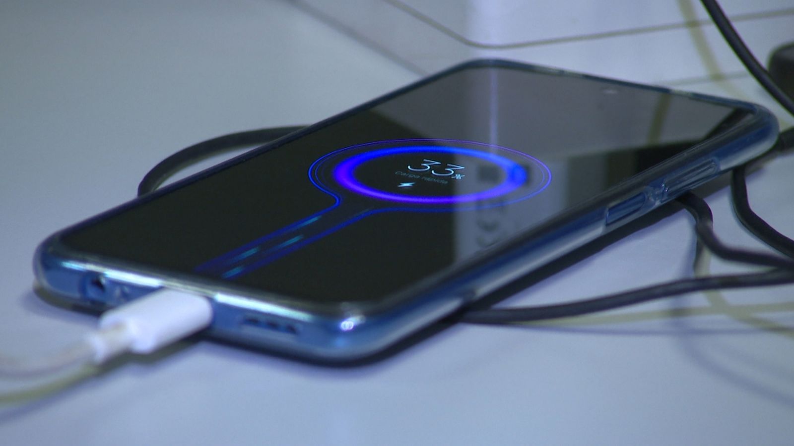 Un mòbil carregant-se