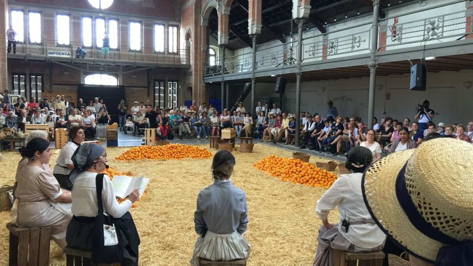 Recreació d'una assemblea de treballadores de 1916 al Magatzem de la Ribera de Carcaixent