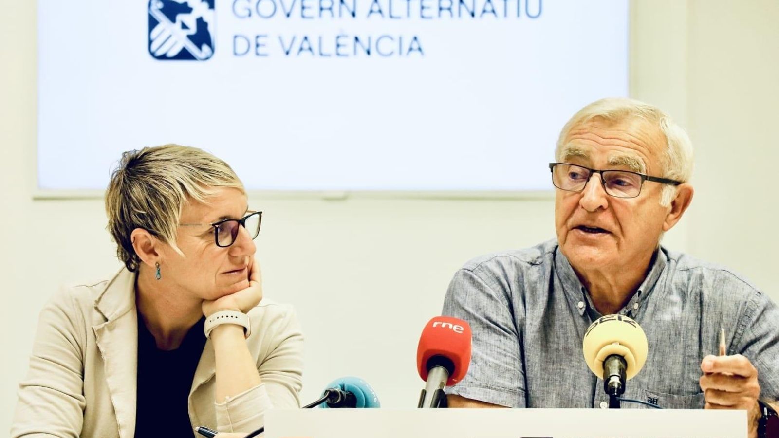 L'exalcalde de València Joan Ribó, acompanyat de la nova portaveu del grup municipals Compromís, Papi Robles