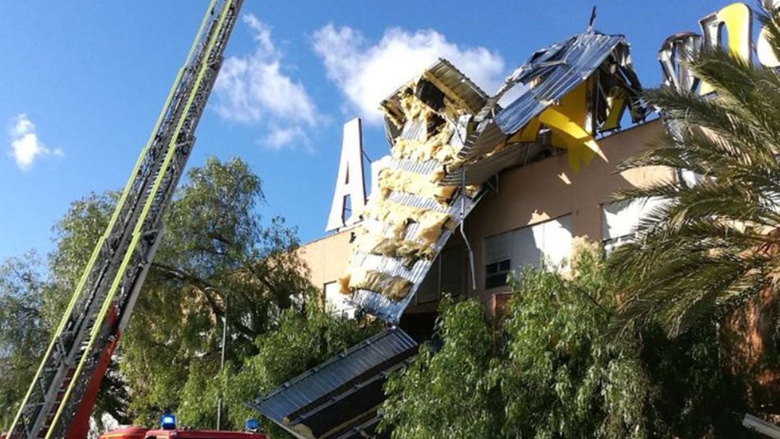 El vent fa caure la teulada d'una fàbrica de torró de Xixona sobre un col·legi, sense causar-hi ferits