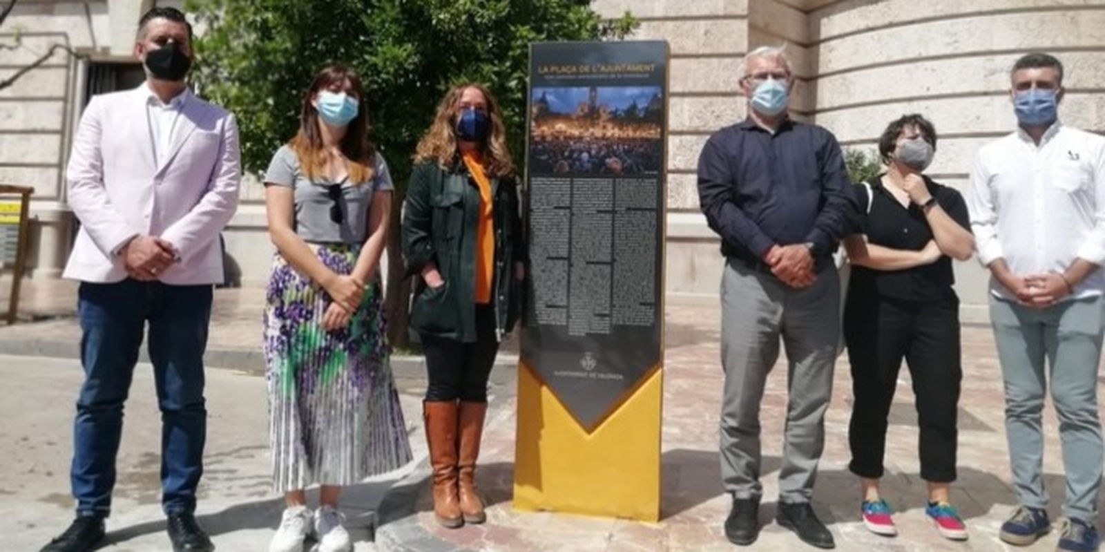L'equip de govern municipal al costat del monòlit commemoratiu del 15M