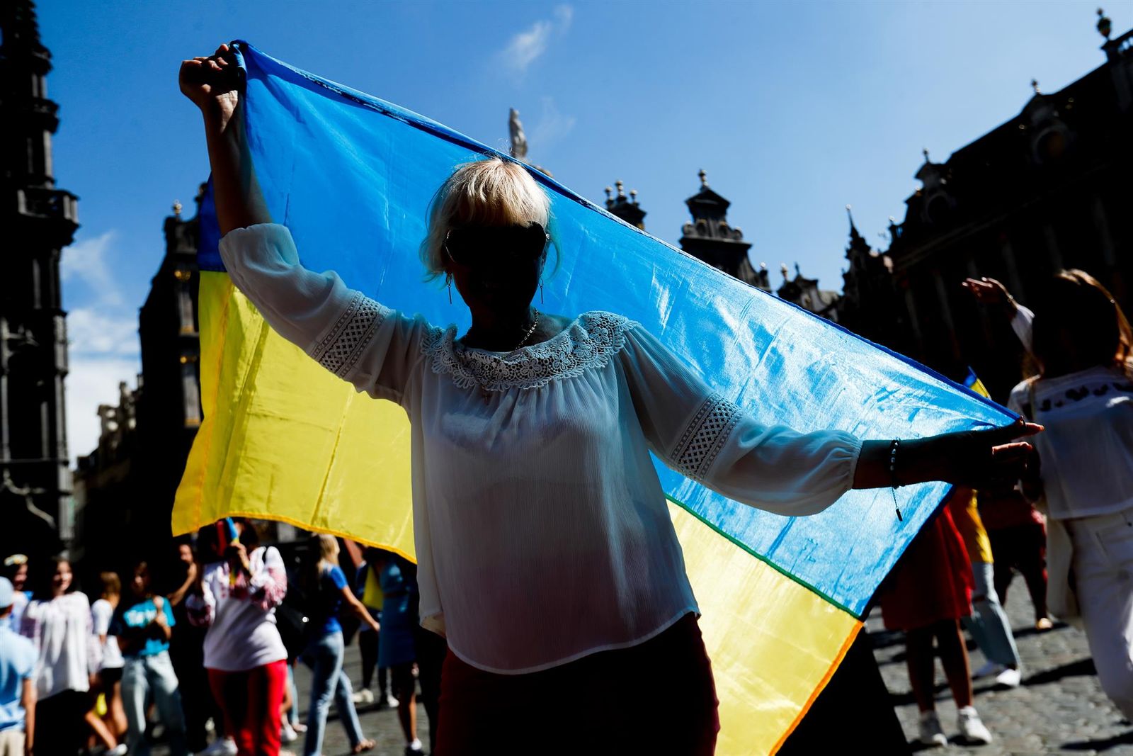 Una dona celebra amb la bandera d'Ucraïna celebra el Dia de la Independència