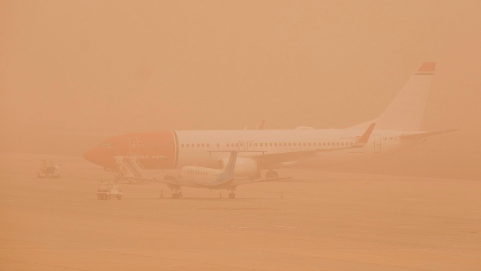 Dos avions aparcats en l'aeroport de Gran Canària. EFE